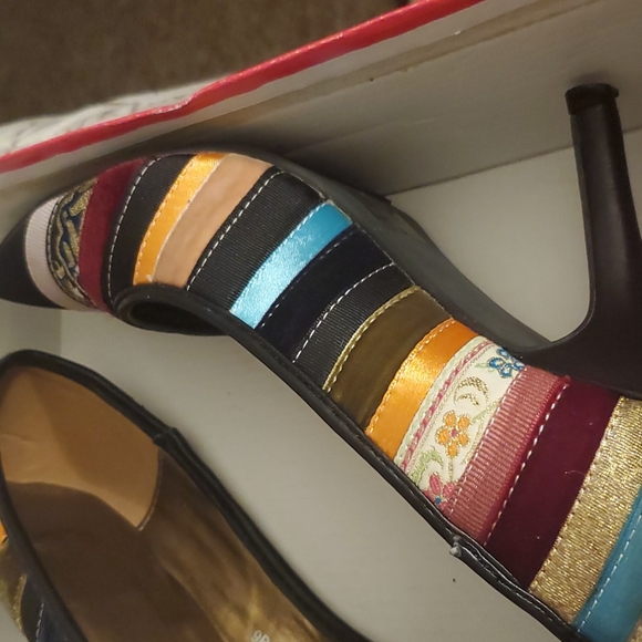 Multi colorful pattern pumps - Picture 2 of 4